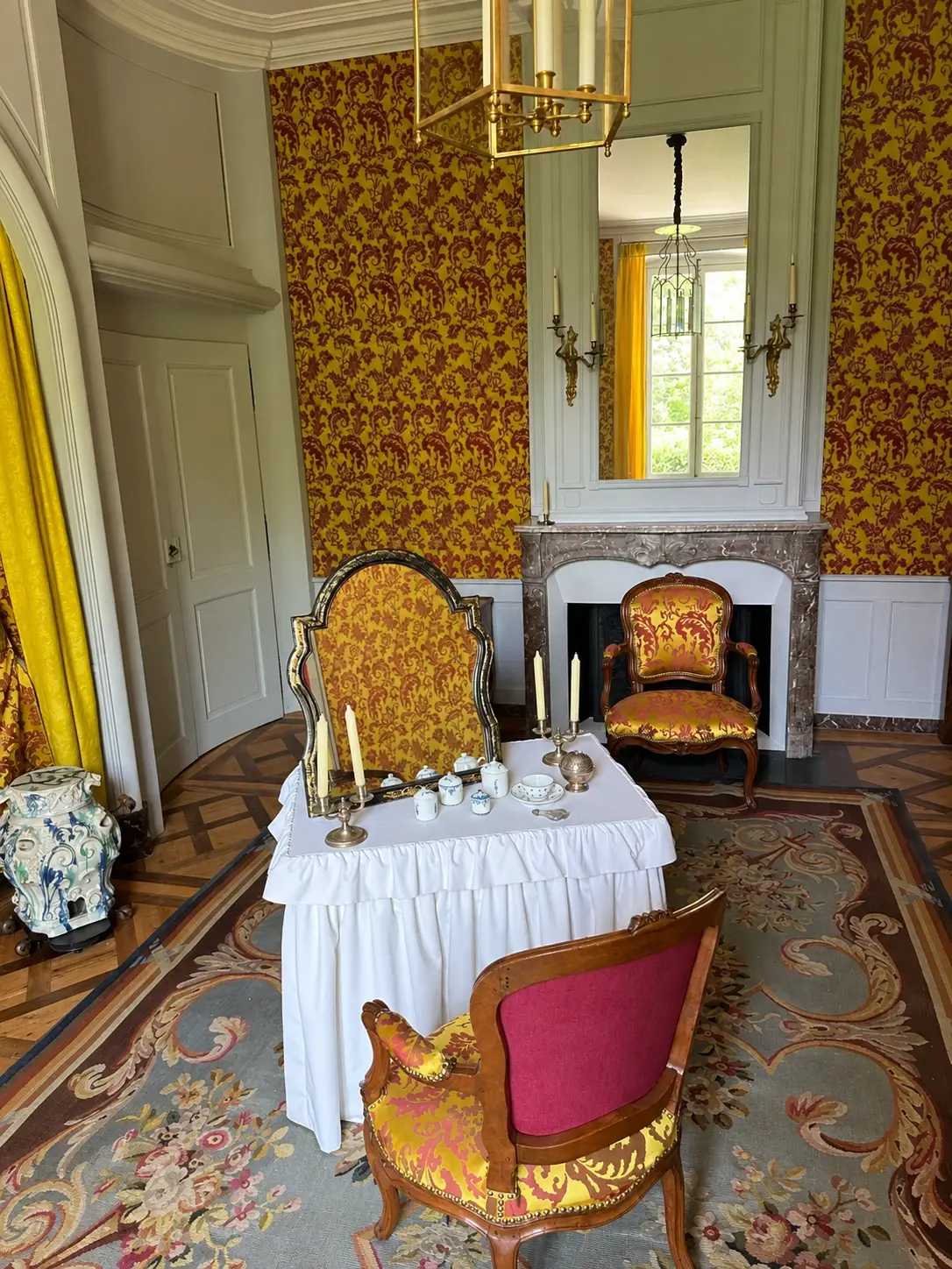 Şatodaki bir yatak odasının tuvalet masası — Château de Voltaire, Ferney-Voltaire