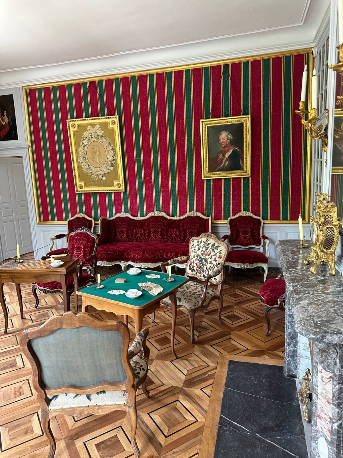Salonun oyun masaları ve II. Friedrich’in portresi — Château de Voltaire, Ferney-Voltaire