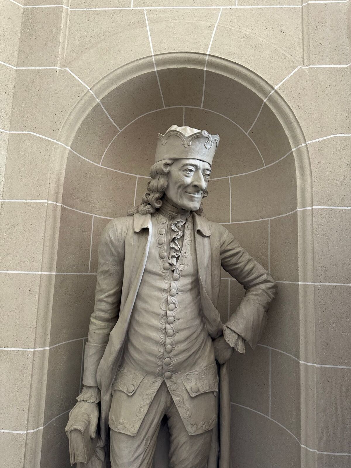 Voltaire heykeli, Ferney-Voltaire