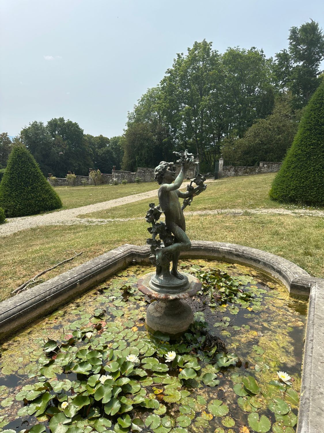 Bahçedeki nilüferli çeşme — Château de Voltaire, Ferney-Voltaire