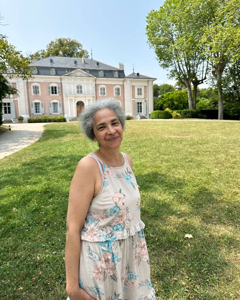 Sylvie, official guide, in front of the Château de Voltaire in Ferney-Voltaire